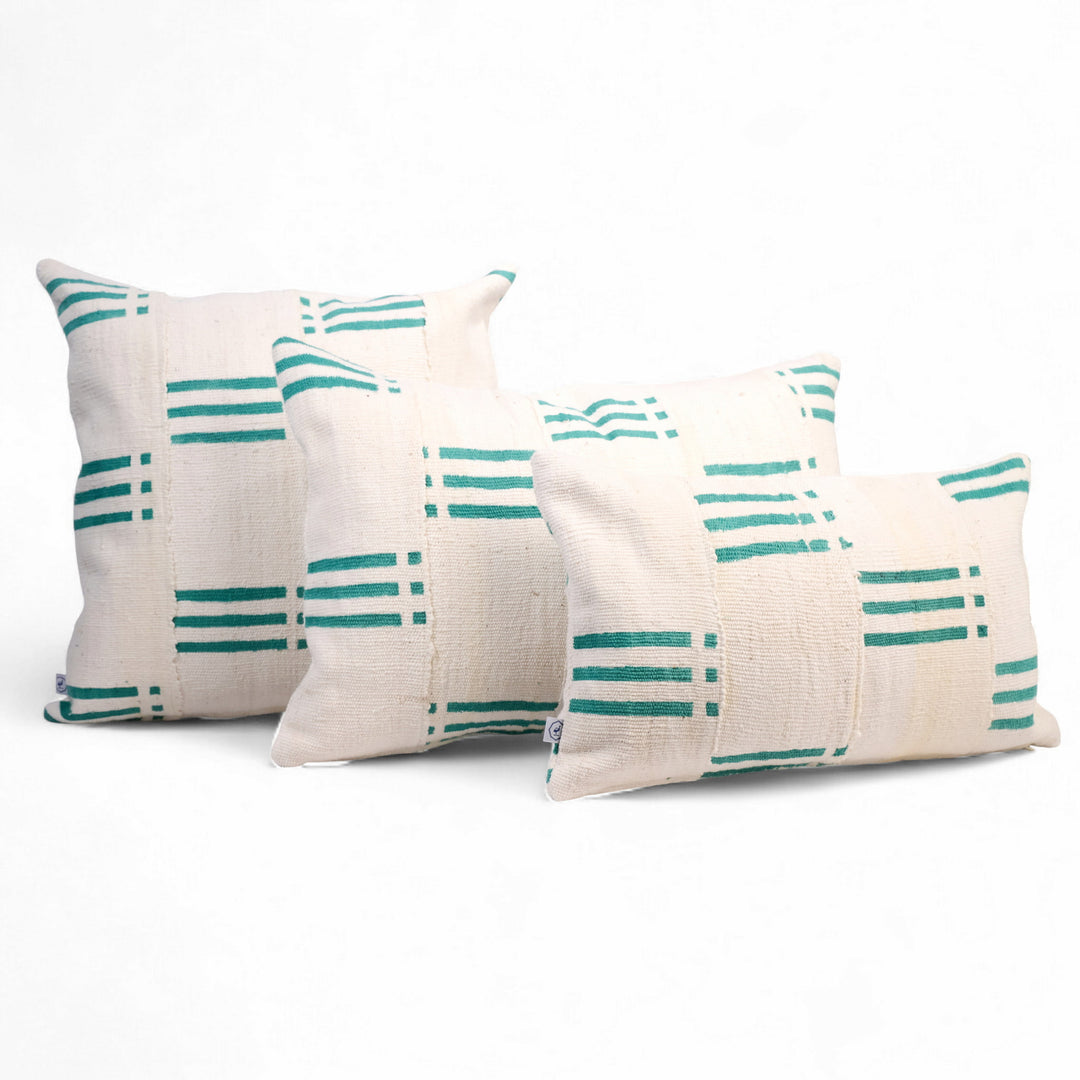 Housse de coussin en bogolan NZETE en bogolan blanc et vert à motif graphique, disponible en 3 tailles : 30 x 50 cm, 40 x 60 cm (formats rectangulaires)  et en format carré 50 x 50 cm. 