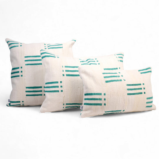 Housse de coussin en bogolan NZETE en bogolan blanc et vert à motif graphique, disponible en 3 tailles : 30 x 50 cm, 40 x 60 cm (formats rectangulaires)  et en format carré 50 x 50 cm. 