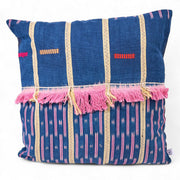 Housse de coussin carrée JINA-LUMA en jean indigo, tissage baoulé rayé rose et jaune et frange rose centrale