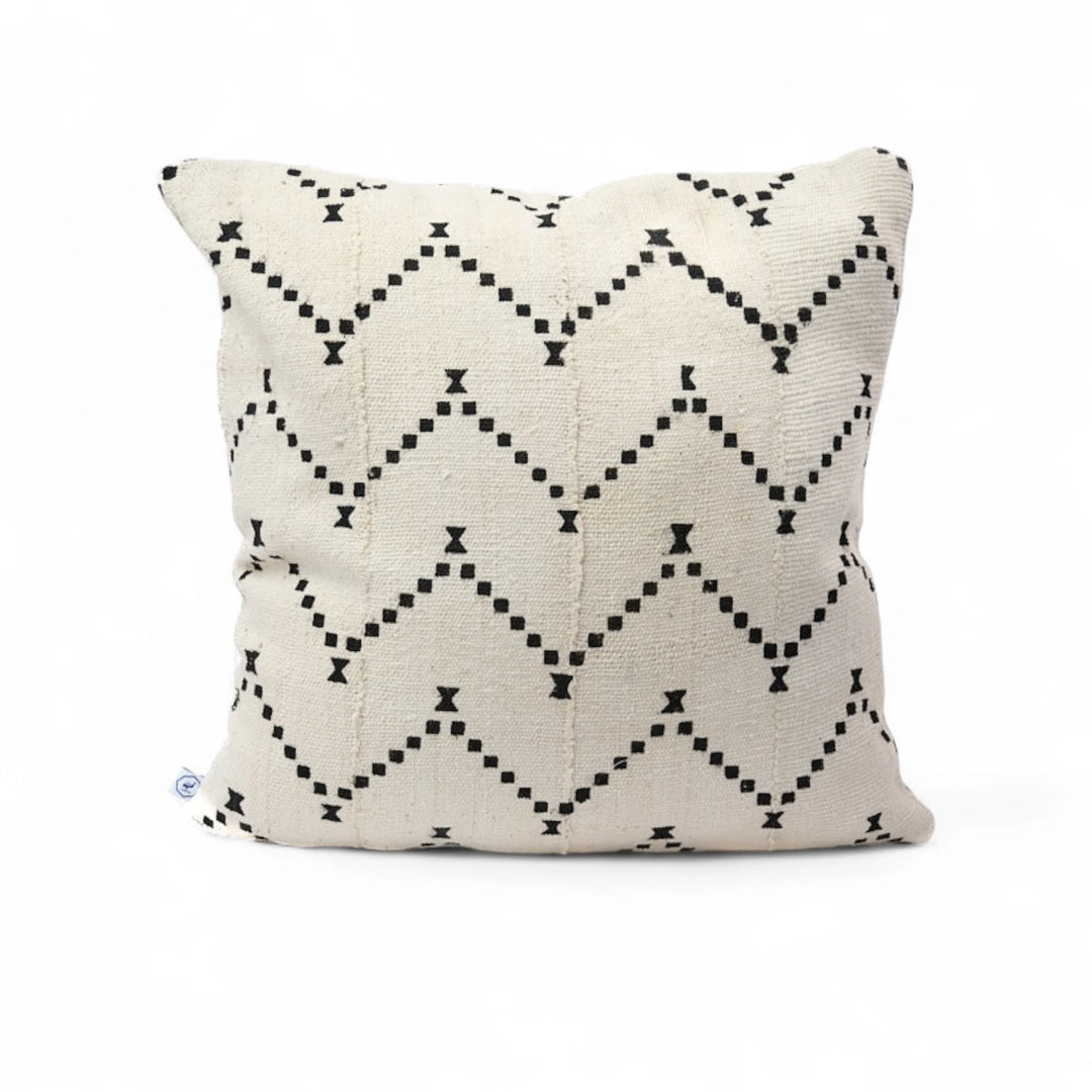 DOTS par Studio Matongé, housse de coussin en bogolan de coton bio. Blanc 50 x50 cm. Fait main. Existe également en noir. Disponible en 30 x 50 cm, 50 x 50 cm et 40 x 60 cm. 