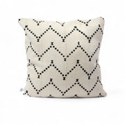 DOTS par Studio Matongé, housse de coussin en bogolan de coton bio. Blanc 50 x50 cm. Fait main. Existe également en noir. Disponible en 30 x 50 cm, 50 x 50 cm et 40 x 60 cm. 