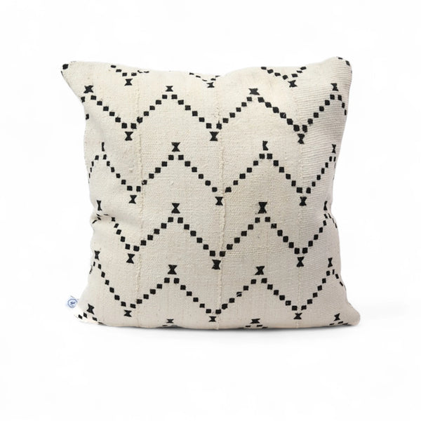 DOTS par Studio Matongé, housse de coussin en bogolan de coton bio. Blanc 50 x50 cm. Fait main. Existe également en noir. Disponible en 30 x 50 cm, 50 x 50 cm et 40 x 60 cm. 