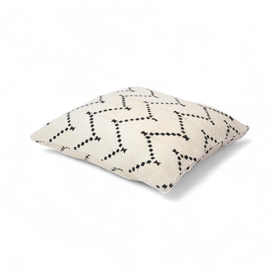 DOTS par Studio Matongé, housse de coussin en bogolan de coton bio. Blanc 50 x50 cm. Fait main. Existe également en noir. Disponible en 30 x 50 cm, 50 x 50 cm et 40 x 60 cm. 