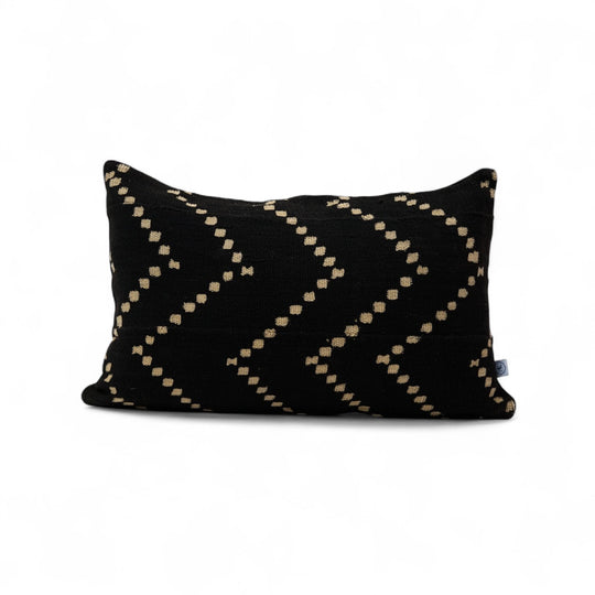 DOTS par Studio Matongé, housse de coussin en bogolan de coton bio. Noir au format rectangle 40 x60 cm. Fait main. Existe également en blanc. Disponible en 30 x 50 cm, 50 x 50 cm et 40 x 60 cm. 
Tissé et teint à la main au Mali, confectionné en Belgique.