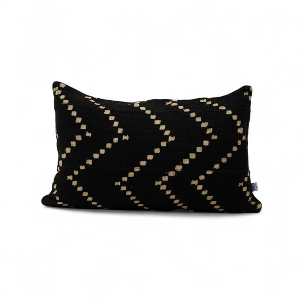 DOTS par Studio Matongé, housse de coussin en bogolan de coton bio. Noir au format rectangle 40 x60 cm. Fait main. Existe également en blanc. Disponible en 30 x 50 cm, 50 x 50 cm et 40 x 60 cm. 
Tissé et teint à la main au Mali, confectionné en Belgique.