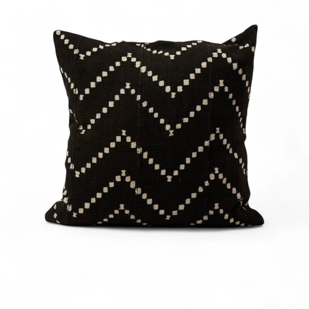 DOTS par Studio Matongé, housse de coussin en bogolan de coton bio. Noir 50 x50 cm. Fait main. Existe également en blanc. Disponible en 30 x 50 cm, 50 x 50 cm et 40 x 60 cm. 
TIssé et teint à la main au Mali, confectionné en Belgique.