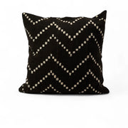 DOTS par Studio Matongé, housse de coussin en bogolan de coton bio. Noir 50 x50 cm. Fait main. Existe également en blanc. Disponible en 30 x 50 cm, 50 x 50 cm et 40 x 60 cm. 
TIssé et teint à la main au Mali, confectionné en Belgique.