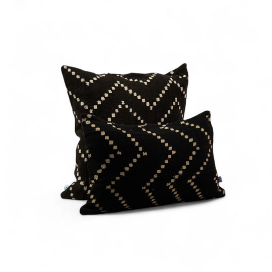 Housses de coussin DOTS en version noire, disponible au format carré et rectangulaire. disponible en d'autres coloris.