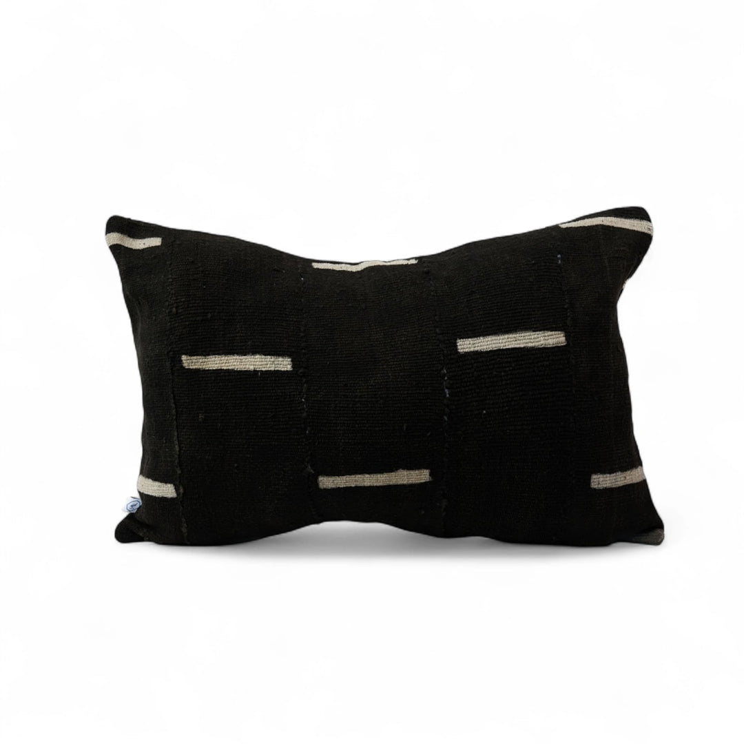 GIZA par Studio Matongé, housse de coussin noire faite main en 40 x 60 cm. - Réalisée en bogolan noir tissé, teint et décoré à la main au Mali dans la région de Ségou, la housse de coussin GIZA est confectionnée en Belgique dans des ateliers associatifs de réinsertion professionnelle. 