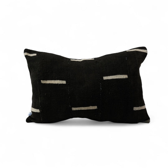 GIZA par Studio Matongé, housse de coussin noire faite main en 40 x 60 cm. - Réalisée en bogolan noir tissé, teint et décoré à la main au Mali dans la région de Ségou, la housse de coussin GIZA est confectionnée en Belgique dans des ateliers associatifs de réinsertion professionnelle. 