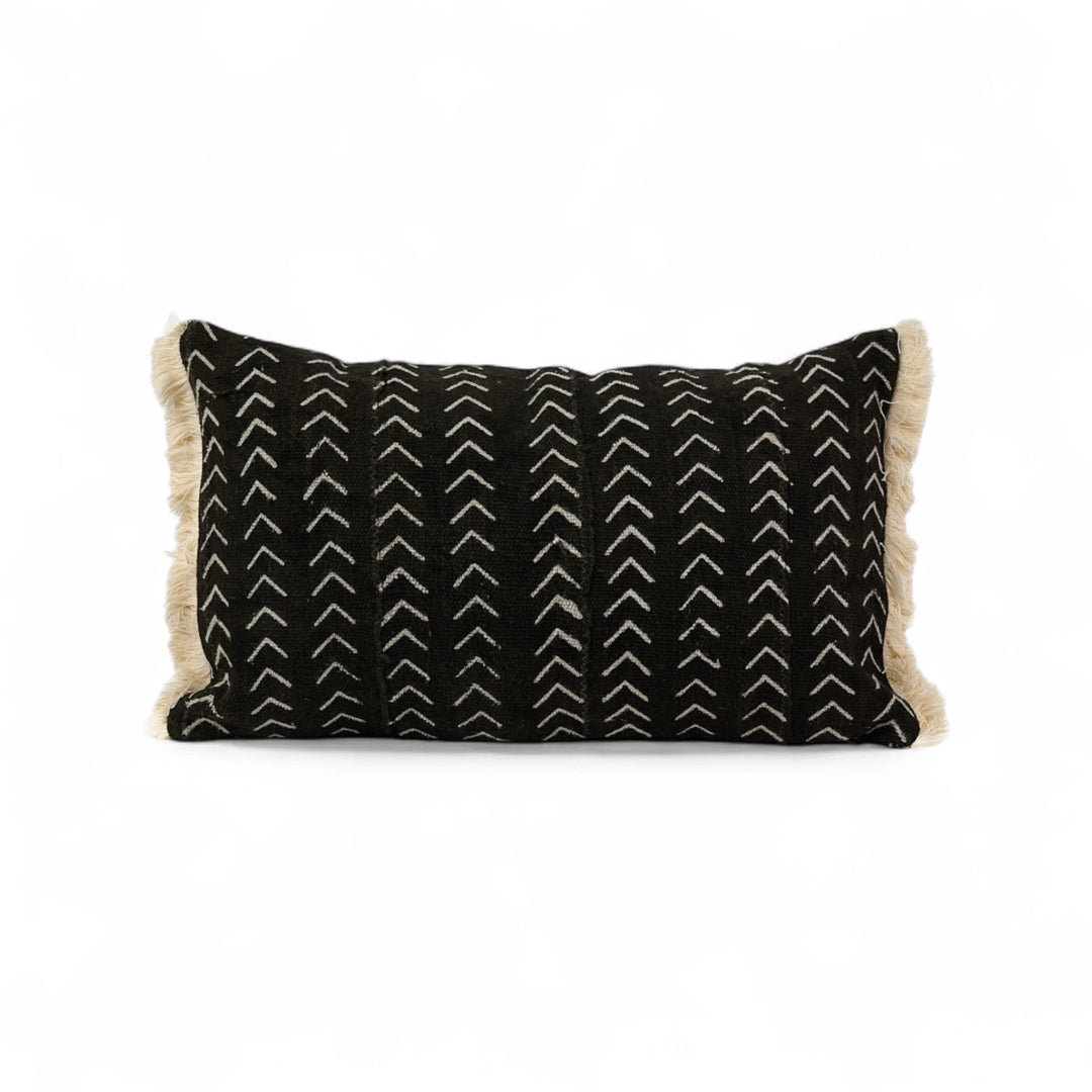 Housse de coussin à franges en bogolan noir LAFUDHI. Faite main - Studio Matongé - 30 x 50 cm