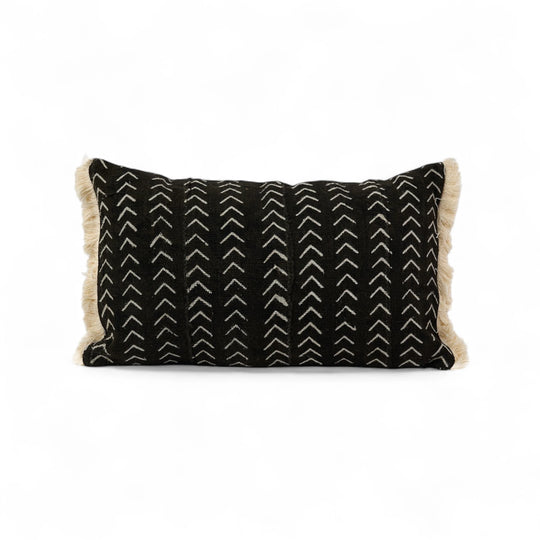 Housse de coussin à franges en bogolan noir LAFUDHI. Faite main - Studio Matongé - 30 x 50 cm