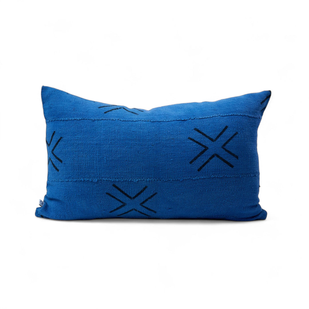 Housse de coussin faite main en bogolan bleu cobalt Mali. 40x60 cm. Pur coton bio. Housse de coussin zippée. Intérieur de coussin vendu séparément