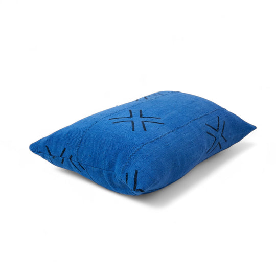 Housse de coussin faite main en bogolan bleu cobalt Mali. 40x60 cm. Pur coton bio. Housse de coussin zippée. Intérieur de coussin vendu séparément