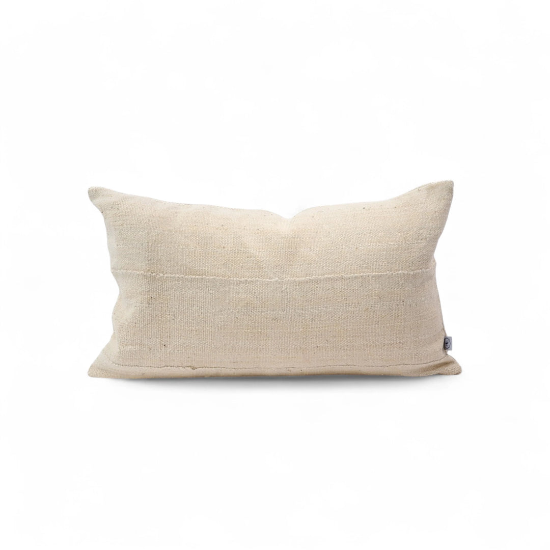 Housse de coussin crème en bogolan de coton bio par Studio Matongé. Pièces uniques tissées, filées et confectionnées à la main. Format rectangle 30 x 50 cm. #blanc