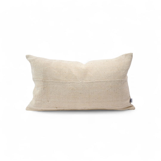 Housse de coussin crème en bogolan de coton bio par Studio Matongé. Pièces uniques tissées, filées et confectionnées à la main. Format rectangle 30 x 50 cm. #blanc
