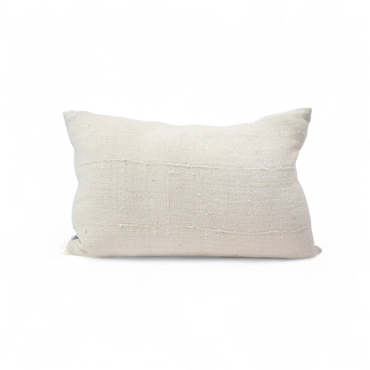 Housse de coussin noire en bogolan de coton bio par Studio Matongé. Pièces uniques tissées, filées et confectionnées à la main. Format rectangle 40 x 60 cm. #blanc