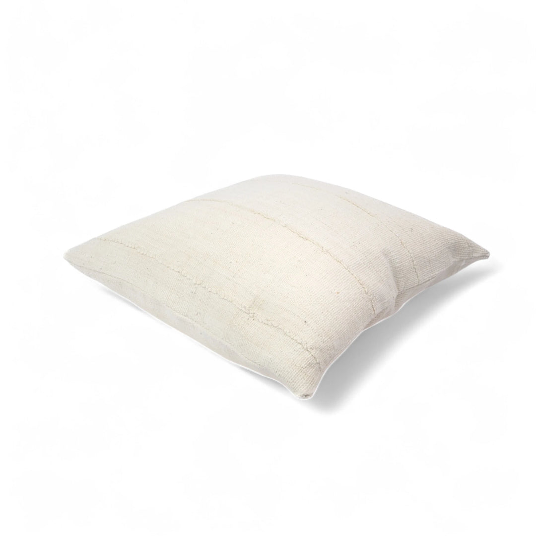 Housse de coussin crème en bogolan de coton bio par Studio Matongé. Pièces uniques tissées, filées et confectionnées à la main. Format carré 50 x 50 cm. #blanc