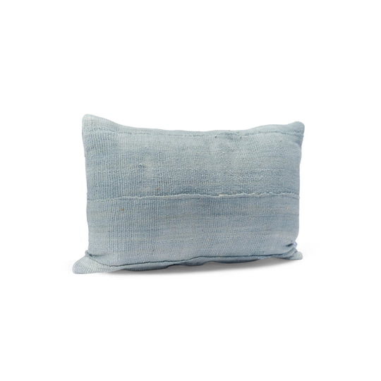 Housse de coussin grise en bogolan de coton bio par Studio Matongé. Pièces uniques tissées, filées et confectionnées à la main. Format rectangle 30 x 50 cm. #gris