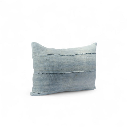 Housse de coussin grise en bogolan de coton bio par Studio Matongé. Pièces uniques tissées, filées et confectionnées à la main. Format rectangle 40 x 60 cm. #gris