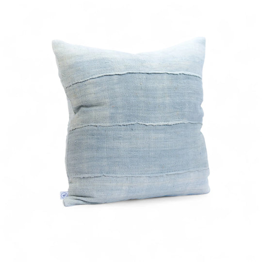 Housse de coussin grise en bogolan de coton bio par Studio Matongé. Pièces uniques tissées, filées et confectionnées à la main. Format carré 50 x 50 cm. #gris