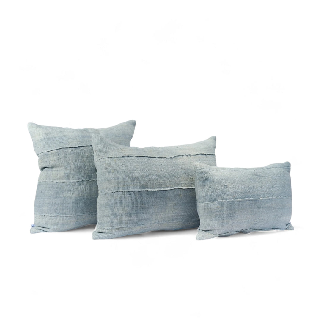Housses de coussin grises en bogolan de coton bio par Studio Matongé. Pièces uniques tissées, filées et confectionnées à la main. Formats rectangle 30 x 50 cm & 40 x 60 cm. Format carré 50 x 50 cm. #gris