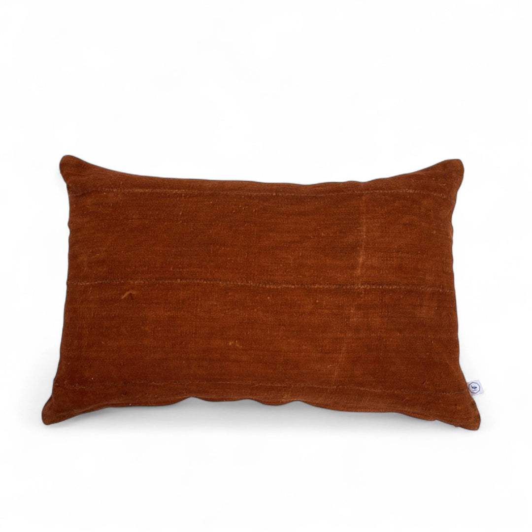Housse de coussin terracotta en bogolan de coton bio par Studio Matongé. Pièces uniques tissées, filées et confectionnées à la main. Format rectangle 30 x 50 cm. #terracotta