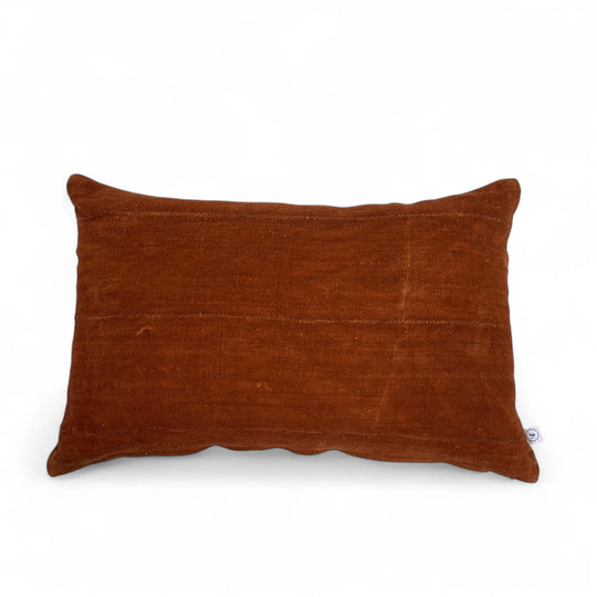 Housse de coussin terracotta en bogolan de coton bio par Studio Matongé. Pièces uniques tissées, filées et confectionnées à la main. Format rectangle 30 x 50 cm. #terracotta