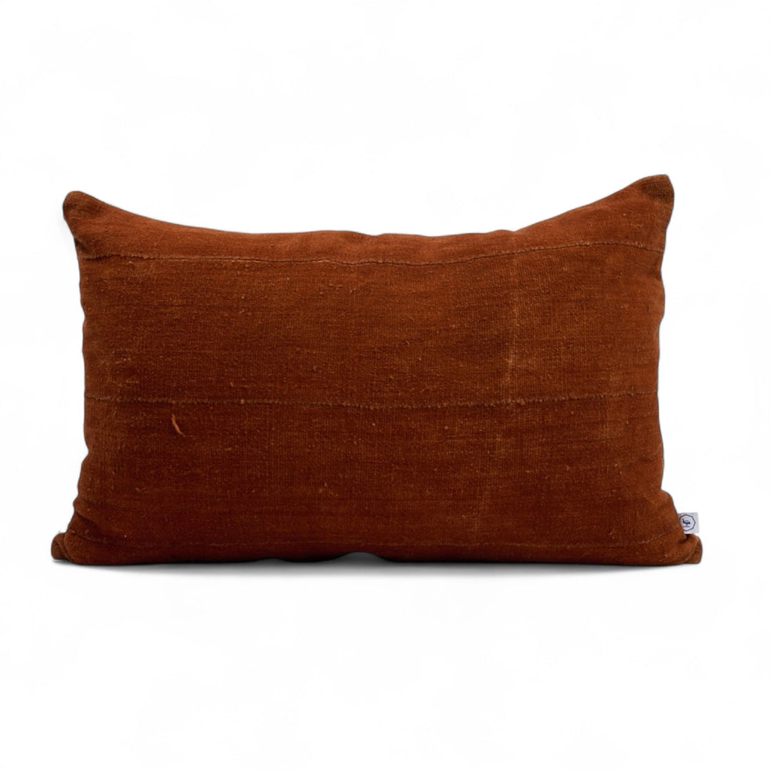 Housse de coussin terracotta en bogolan de coton bio par Studio Matongé. Pièces uniques tissées, filées et confectionnées à la main. Format rectangle 40 x 60 cm. #terracotta