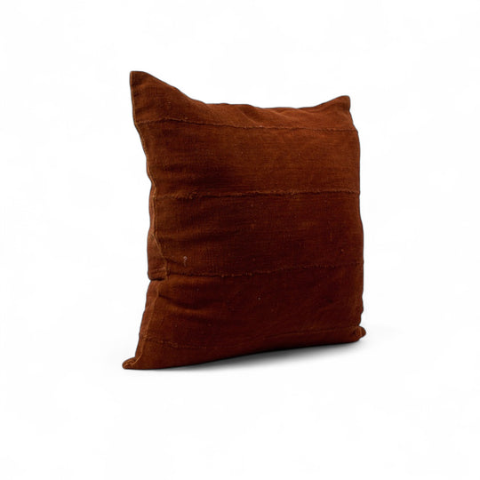 Housse de coussin terracotta en bogolan de coton bio par Studio Matongé. Pièces uniques tissées, filées et confectionnées à la main. Format carré 50 x 50 cm. #terracotta