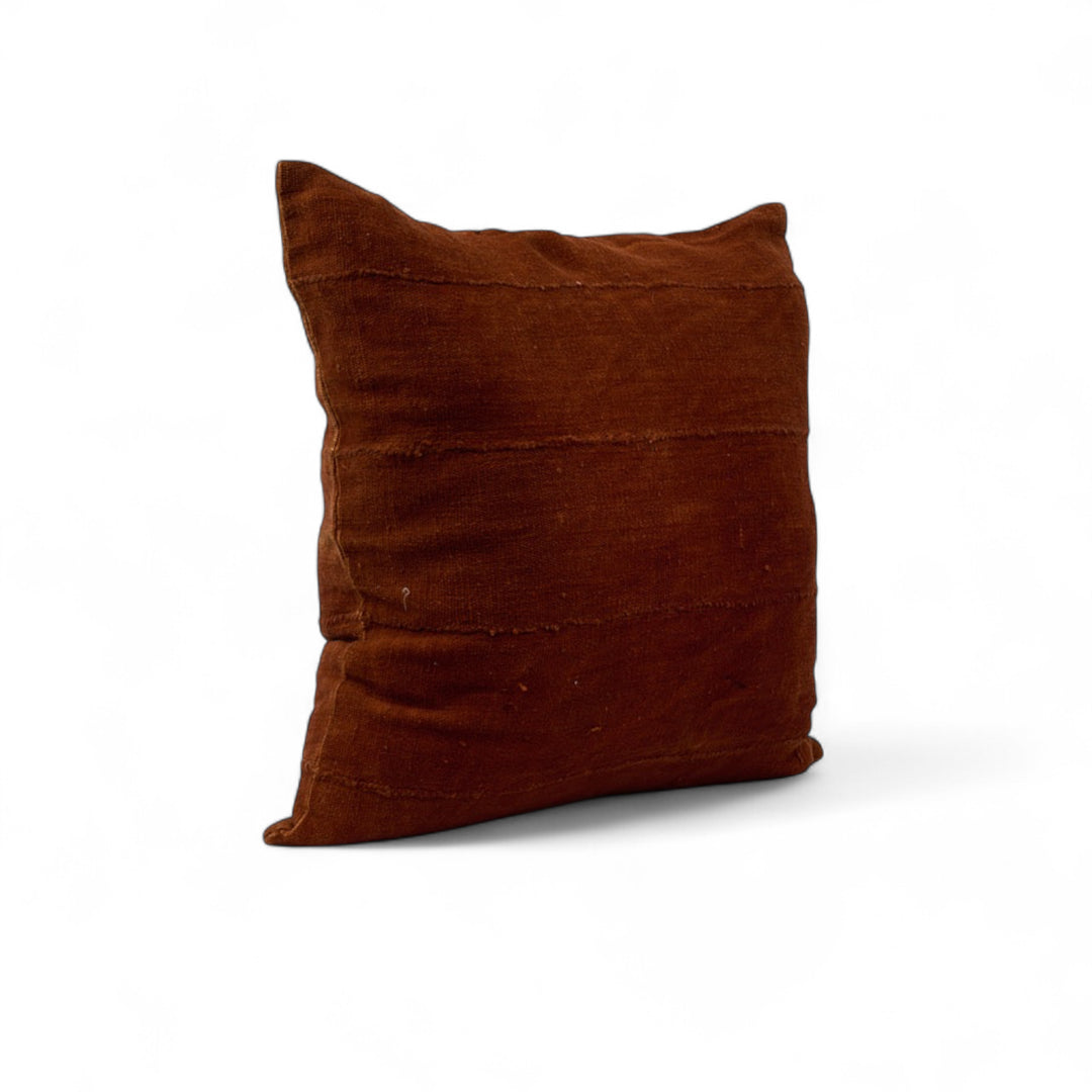Housse de coussin terracotta en bogolan de coton bio par Studio Matongé. Pièces uniques tissées, filées et confectionnées à la main. Format carré 50 x 50 cm. #terracotta