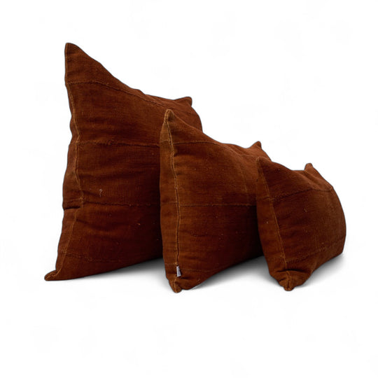 Housses de coussin terracotta en bogolan de coton bio par Studio Matongé. Pièces uniques tissées, filées et confectionnées à la main. Formats rectangle 30 x 50 cm & 40 x 60 cm. Format carré 50 x 50 cm. #terracotta