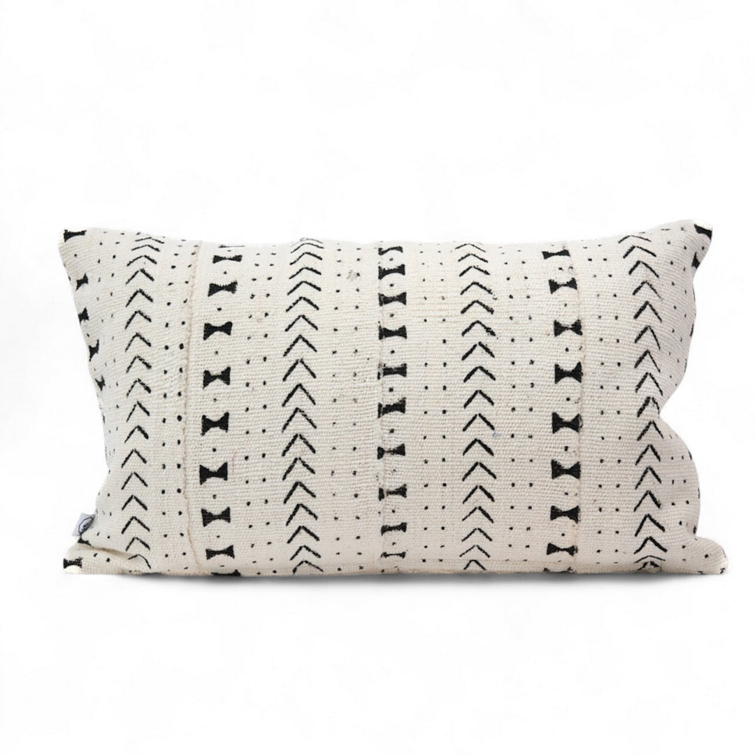 TAAR, housse de coussin blanche éthnique en bogolan de coton bio en format 30 x 50 cm. Existe également dans d'autres formats et dimensions. 