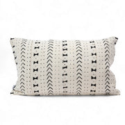 TAAR, housse de coussin blanche éthnique en bogolan de coton bio en format 30 x 50 cm. Existe également dans d'autres formats et dimensions. 