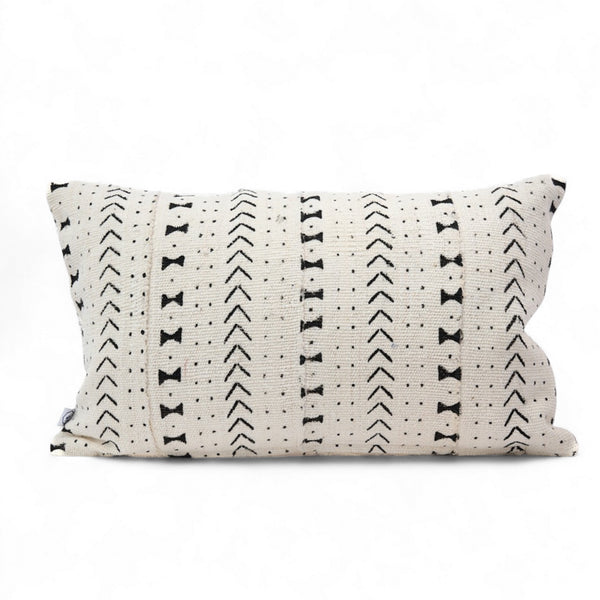 TAAR, housse de coussin blanche éthnique en bogolan de coton bio en format 30 x 50 cm. Existe également dans d'autres formats et dimensions. 