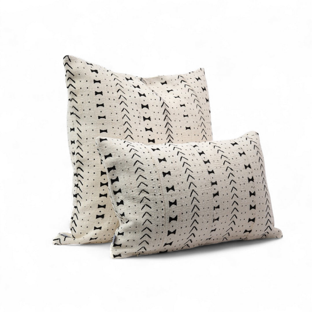 TAAR, housses de coussin blanches éthnique en bogolan de coton bio en formats rectangulaire 40 x 60 cm et carré 50 x 50 cm. Existe également dans d'autres formats et dimensions. 