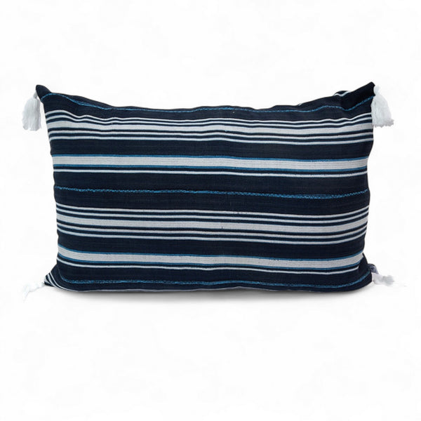 ANGA, housse de coussin éthnique rectangulaire 40 x 60 cm en tissu Mossi vintage rayé bleu par Studio Matongé