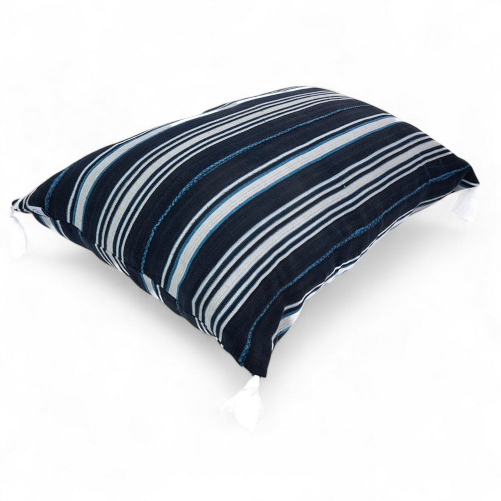 ANGA, housse de coussin éthnique rectangulaire 40 x 60 cm en tissu Mossi vintage rayé bleu par Studio Matongé