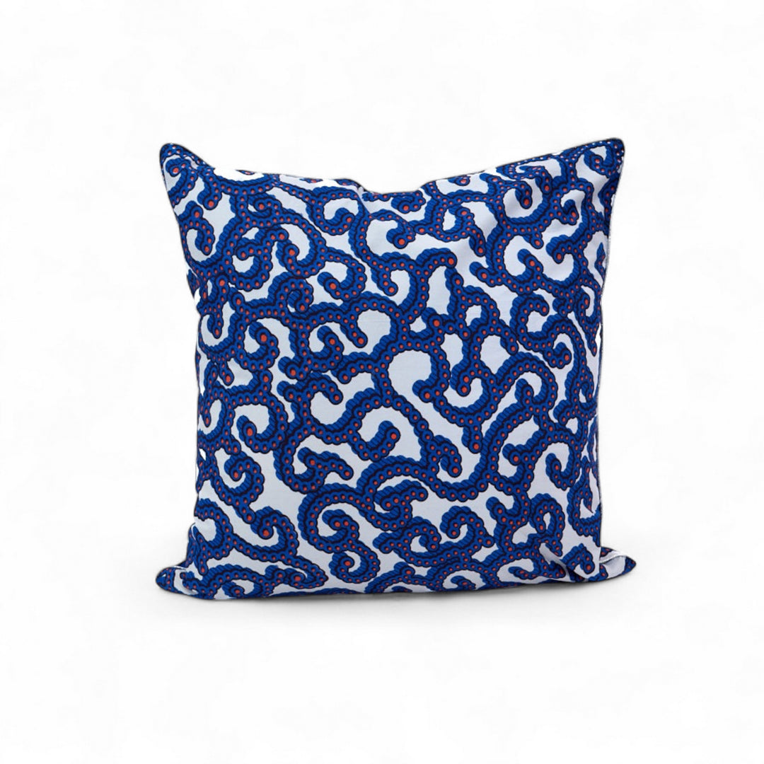 OSUN-KOORAAL, housse de coussin ethnique 
wax blanc, bleu, corail réhaussé d'un passepoil argenté  40 x 40 cm Studio Matongé