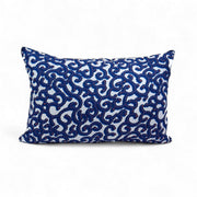 OSUN-KOORAAL, housse de coussin ethnique 
wax blanc, bleu, corail réhaussé d'un passepoil argenté  40 x 60 cm Studio Matongé