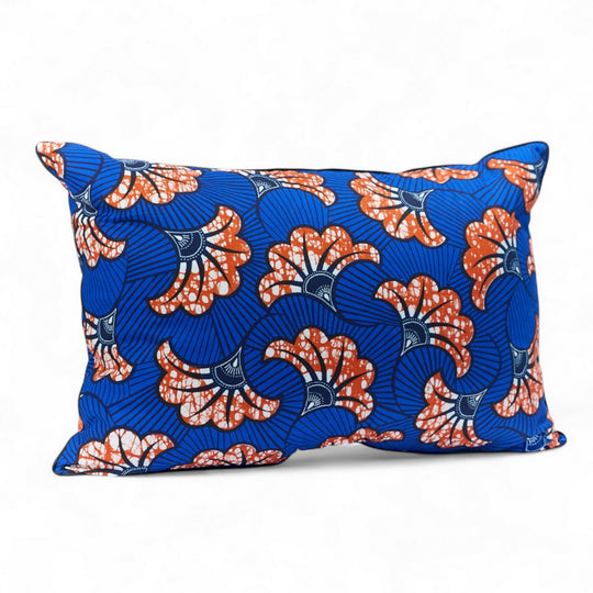 Housse de coussin zippée rectangle 40 x 60 cm en coton - wax africain -  OSUN-UA. Multicolore : bleu, orange, blanc, noir. Disponible également en d'autres couleurs et formats. 