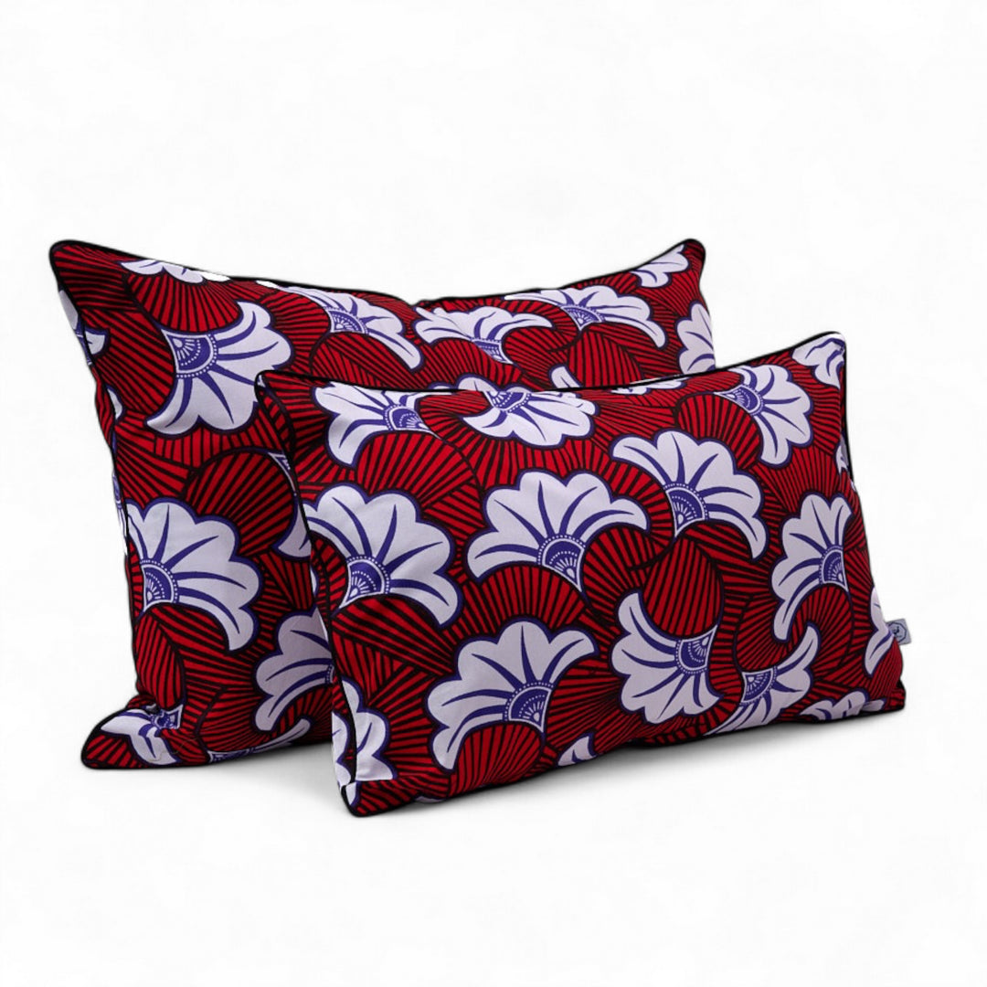OSUN-UA, housses de coussin zippées rectangles en 30 x 50 cm et  40 x 60 cm en coton - wax africain à motifs fleurs de mariage. Multicolore : rouge, bleu, blanc, noir. Disponible également en d'autres couleurs. 