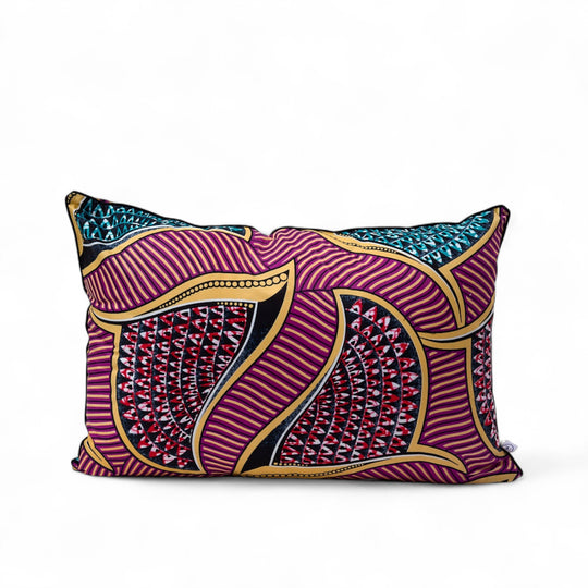 Housse de coussin ethnique rectangle de 40 x 60 cm en wax multicolore OSUN-WIMBI par Studio Matongé. 
Existe en d'autres tailles et formats. 