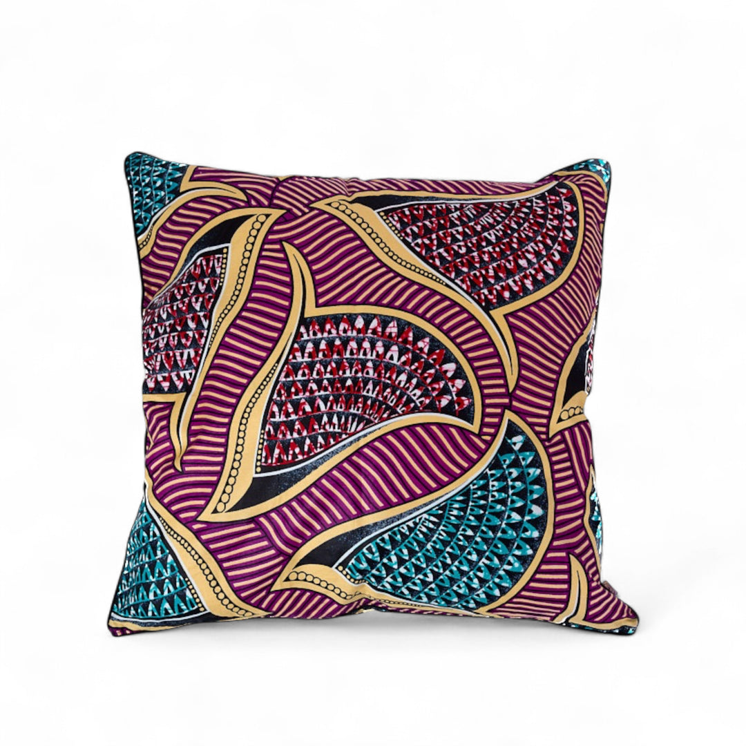 Housse de coussin ethnique carrée de 50 x 50 cm en wax multicolore OSUN-WIMBI par Studio Matongé. 
Existe en d'autres tailles et formats. 