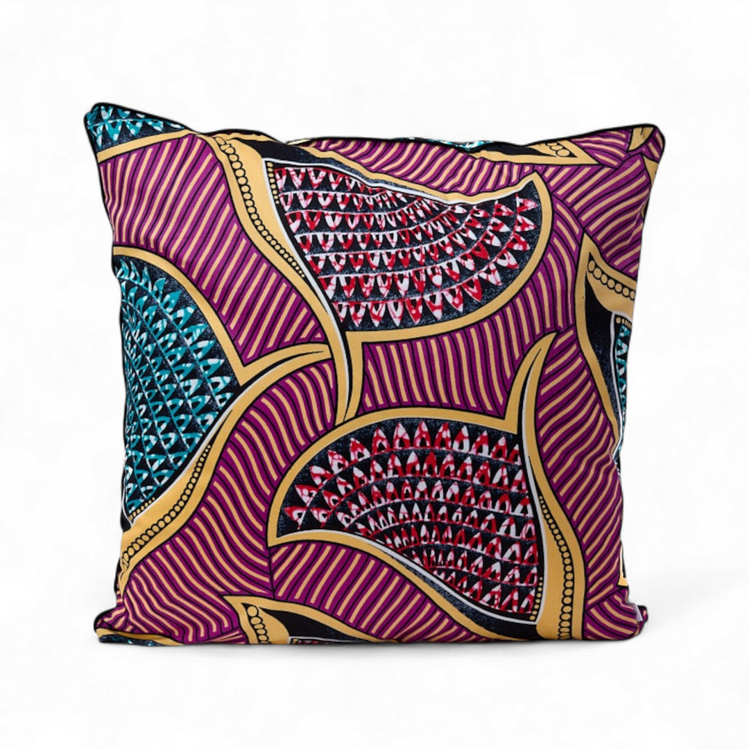 Housse de coussin ethnique carré de 60 x 60 cm en wax multicolore OSUN-WIMBI par Studio Matongé. 
Existe en d'autres tailles et formats. 