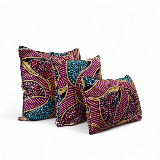 Housses de coussin ethnique rectangle en 40 x 60 cm et carrées en 50 x 50 cm et 60 x 60 cm en wax multicolore OSUN-WIMBI par Studio Matongé. 