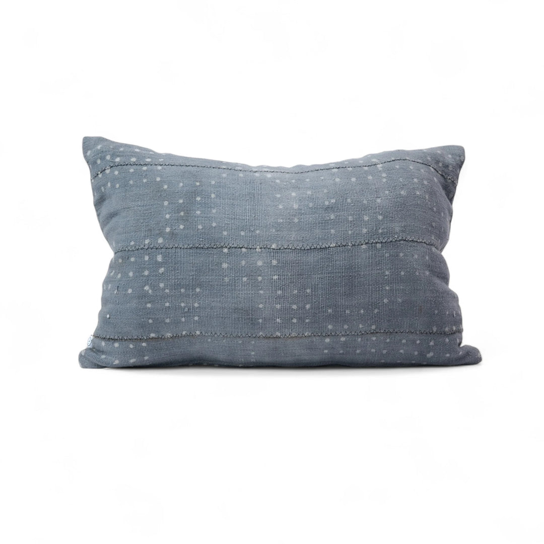 Housse de coussin zippée KIJIVU en bogolan gris entièrement faite main. 100% coton. 