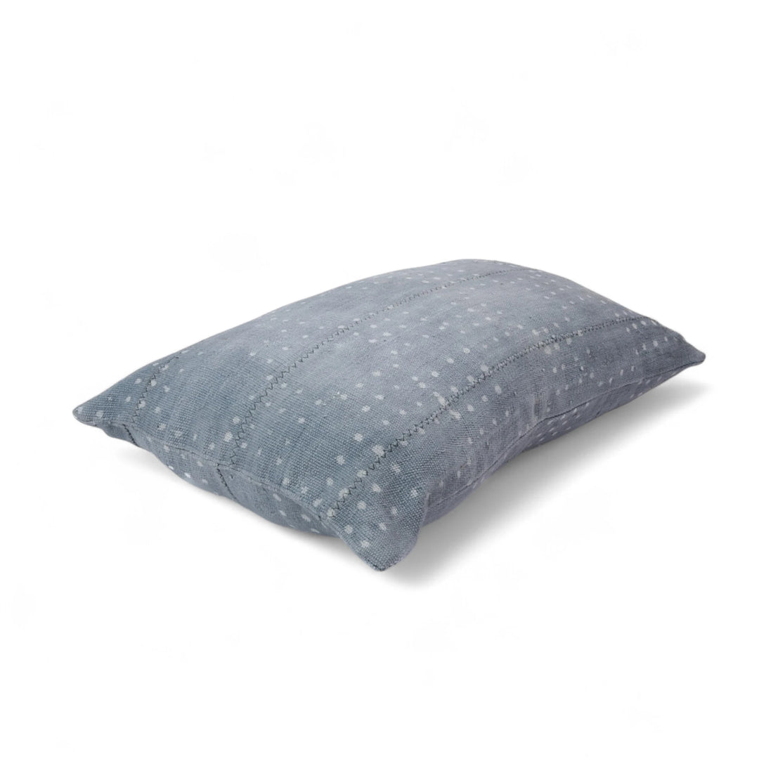 Housse de coussin zippée KIJIVU en bogolan gris entièrement faite main. 100% coton. 