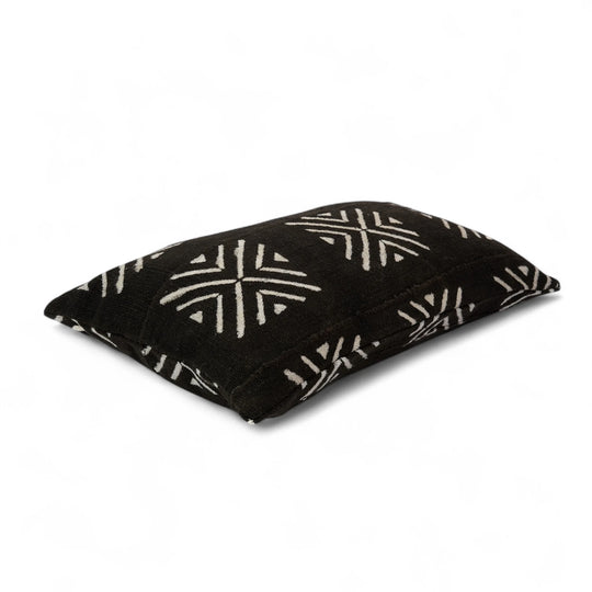 MRABA, housse de coussin éthnique en bogolan noir 30 x 50 cm. Tissé teint et orné à la main au Mali dans la région de Ségou, notre modèle MRABA est confectionné en Belgique . Disponible en plusieurs tailles.