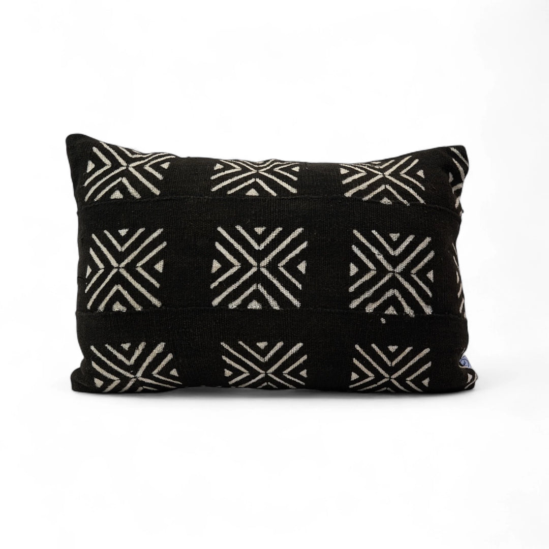 MRABA, housse de coussin éthnique rectangulaire en bogolan noir 40 x 60 cm. Tissé teint et orné à la main au Mali dans la région de Ségou, notre modèle MRABA est confectionné en Belgique . Disponible en plusieurs tailles.